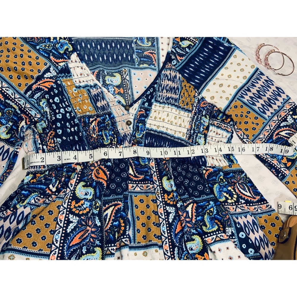 V-neck patchwork print blouse - Picture 9 of 9